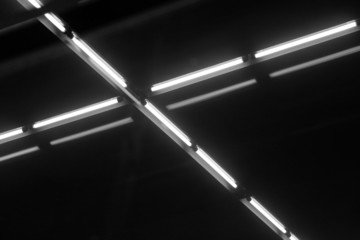 Neonröhren schwarz-weiß