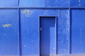 Blau. Haus mit Grafitti. London