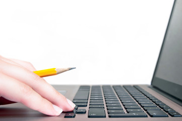 Fototapeta na wymiar Hand Dziewczyna z piórem i laptop na białym tle
