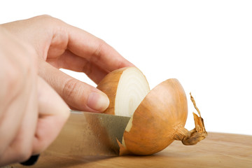 Zwiebel wird auf Holzbrett geschnitten