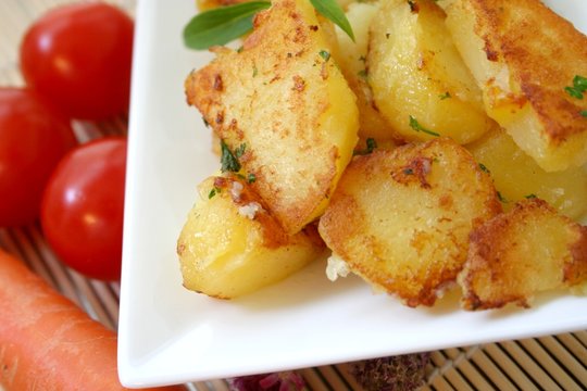 Bratkartoffeln im Schälchen