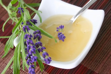 Lavendelhonig im Schälchen ,darauf Lavendelblüten
