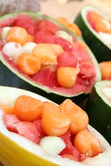 Bunte Melonenkugeln in ausgehöhlter Melone
