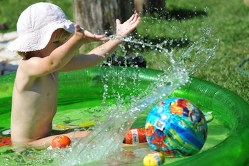Kleinkind  beim baden