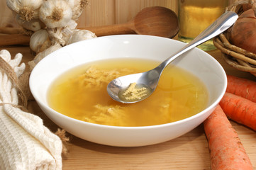 klare Hühnersuppe mit Nudeln