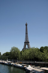 Fototapeta na wymiar Péniches et Tour Eiffel, Paris