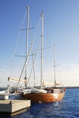 Fototapeta na wymiar Piękne drewniane jachtu na niebieskim morzu