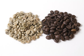 Gerösteter und ungerösteter Kaffee