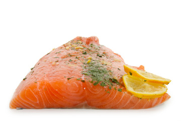 tranche de saumon sur fond blanc