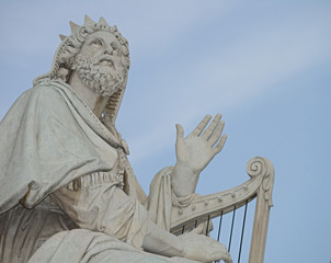 Escultura de David en la columna de la Inmaculada en Roma