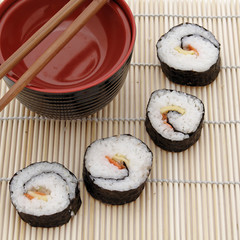 Bol et rouleau de riz japonais