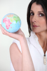 Portrait d'une femme avec globe terrestre