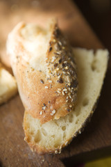 baguette de pain coupée en deux