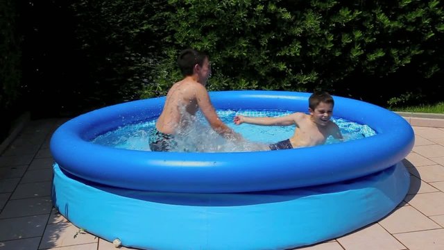 bambini in piscina