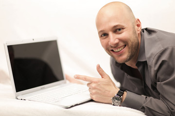 Mann mit Notebook