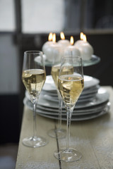 coupes de champagne et bougies sur table