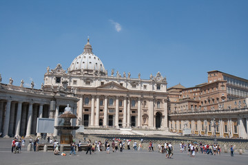 Fototapeta premium Touristes sur la place Saint Pierre