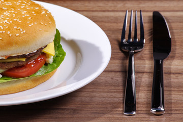 Hamburger auf dem Teller closeup