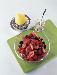 ajouter le sucre et le jus d'orange aux fruits 