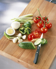 couper le concombre, les tomates, les oignons, les poivrons et l'oeuf 