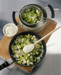 po&ecirc;ler les poireaux et ajouter la cr&egrave;me 