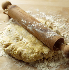 Étaler la pâte au rouleau à pâtisserie 