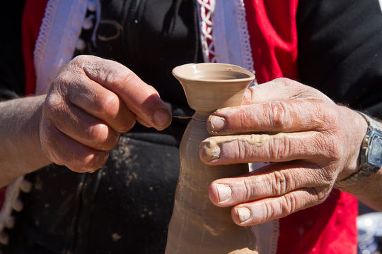 Mani che lavorano un vaso
