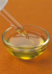 huile essentielle et pipette