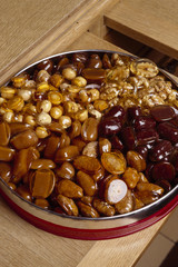 noix, noisettes et caramels enrobés de caramel dur