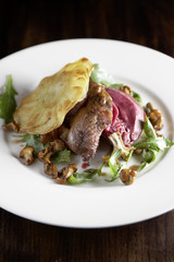 pigeon rôti, galette de pommes de terre et girolles