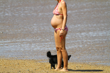 femme enceinte sur la plage