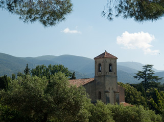 Fototapeta na wymiar Eglise et vue sur le village de Lourmarin