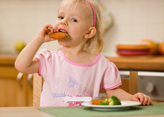 little girl eating lunch © mbt_studio
