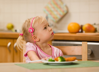 little girl eating lunch - obrazy, fototapety, plakaty