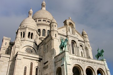 Fototapeta na wymiar façade de la basilique à Montmatre