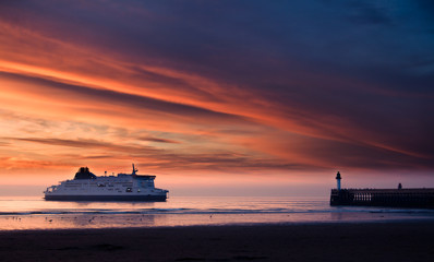 Obraz premium Ferry boat on the sunset in the sea