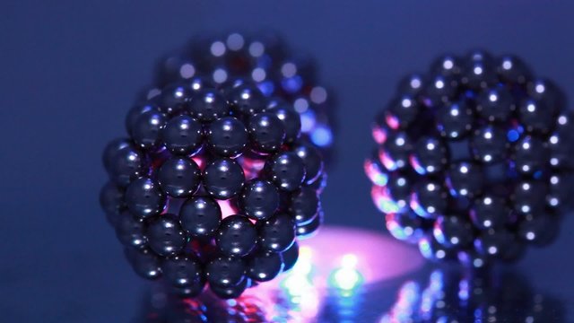 figures from metallic balls are shooted with different exposure
