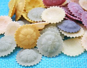 Bunte Nudeln