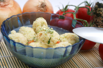 Grießklöschensuppe