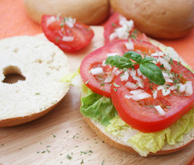 bagel mit Tomate