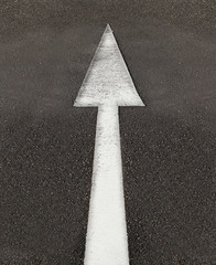Pfeil auf Asphalt