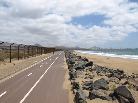 Weg vorbei am Aeroporto Lanzarote Richtung Arrceife