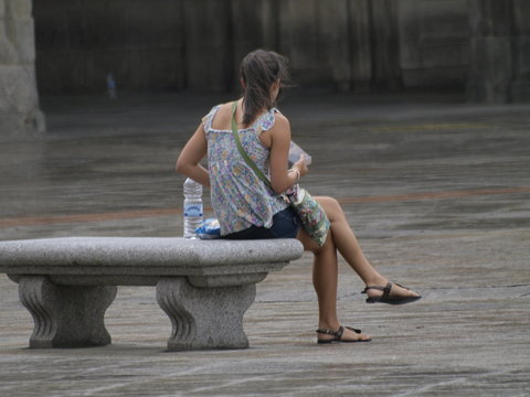 Sentada en la espera