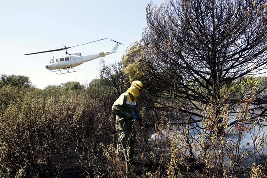Bombero apagando incendio