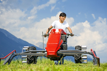 Farmer beim Rasen m&auml;hen