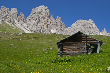 Heuhütte in den Dolomiten