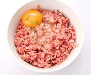frisches Fleisch mit Ei