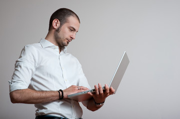 uomo lavora in piedi con computer