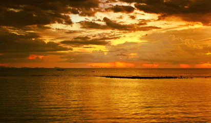 Obraz premium Tropical sunset in the sea. Thailand
