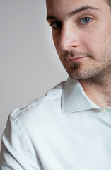 ragazzo con sguardo di sfida